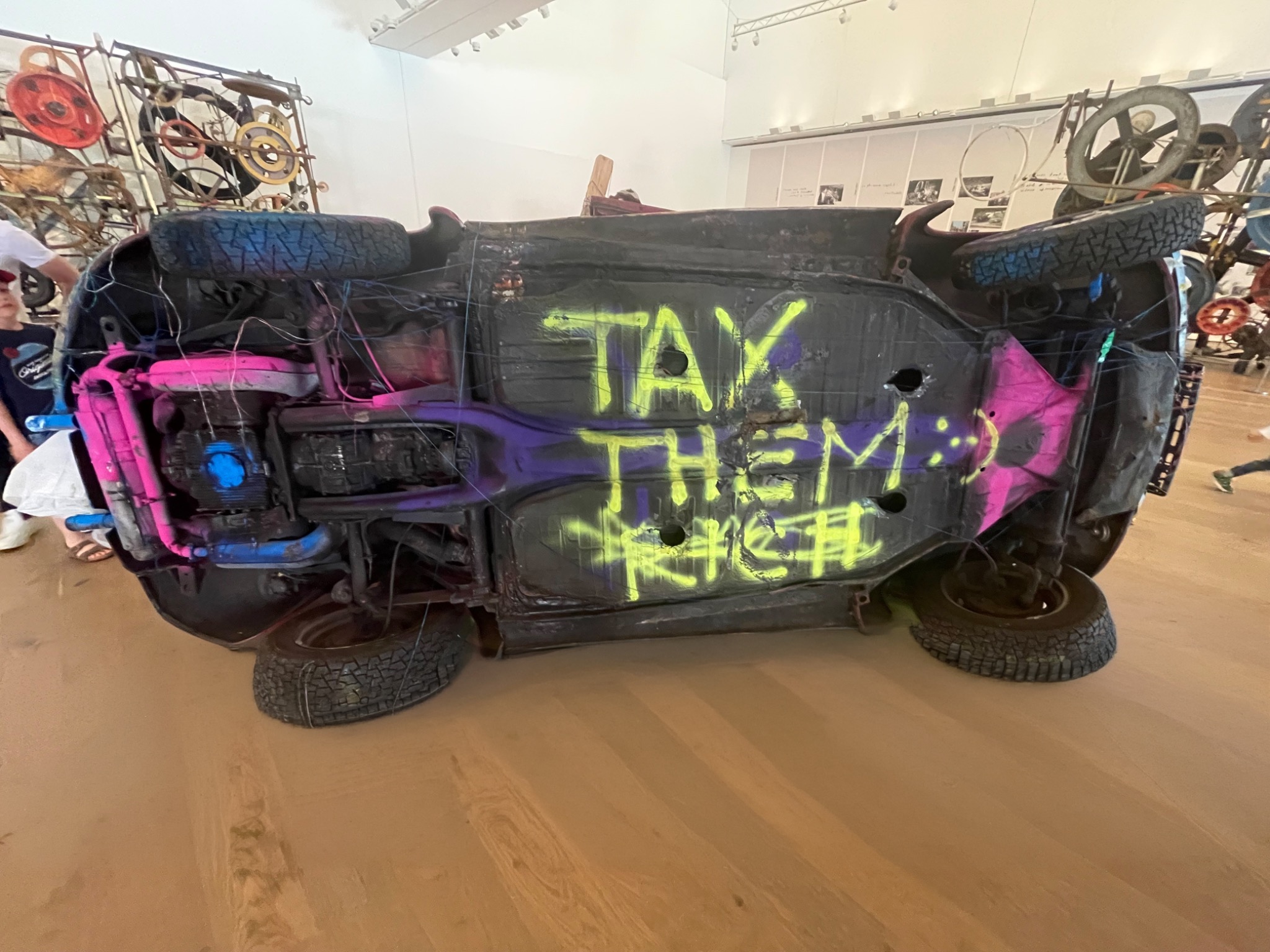 Bunt bemalte Unterseite des verwandelten VW Käfers im Museum Tinguely