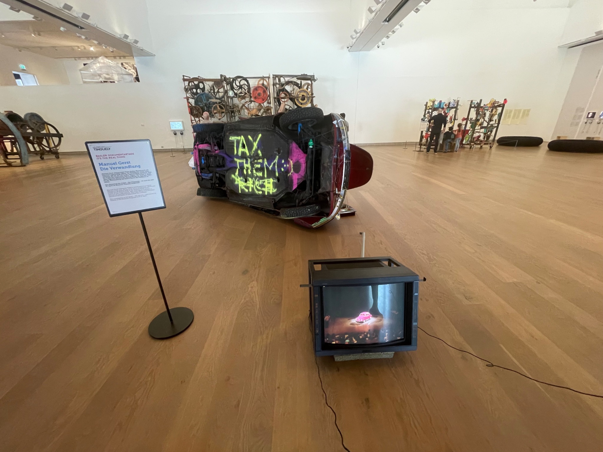 Installation Das Ungeziefer mit Autowrack und Monitor im Museum Tinguely