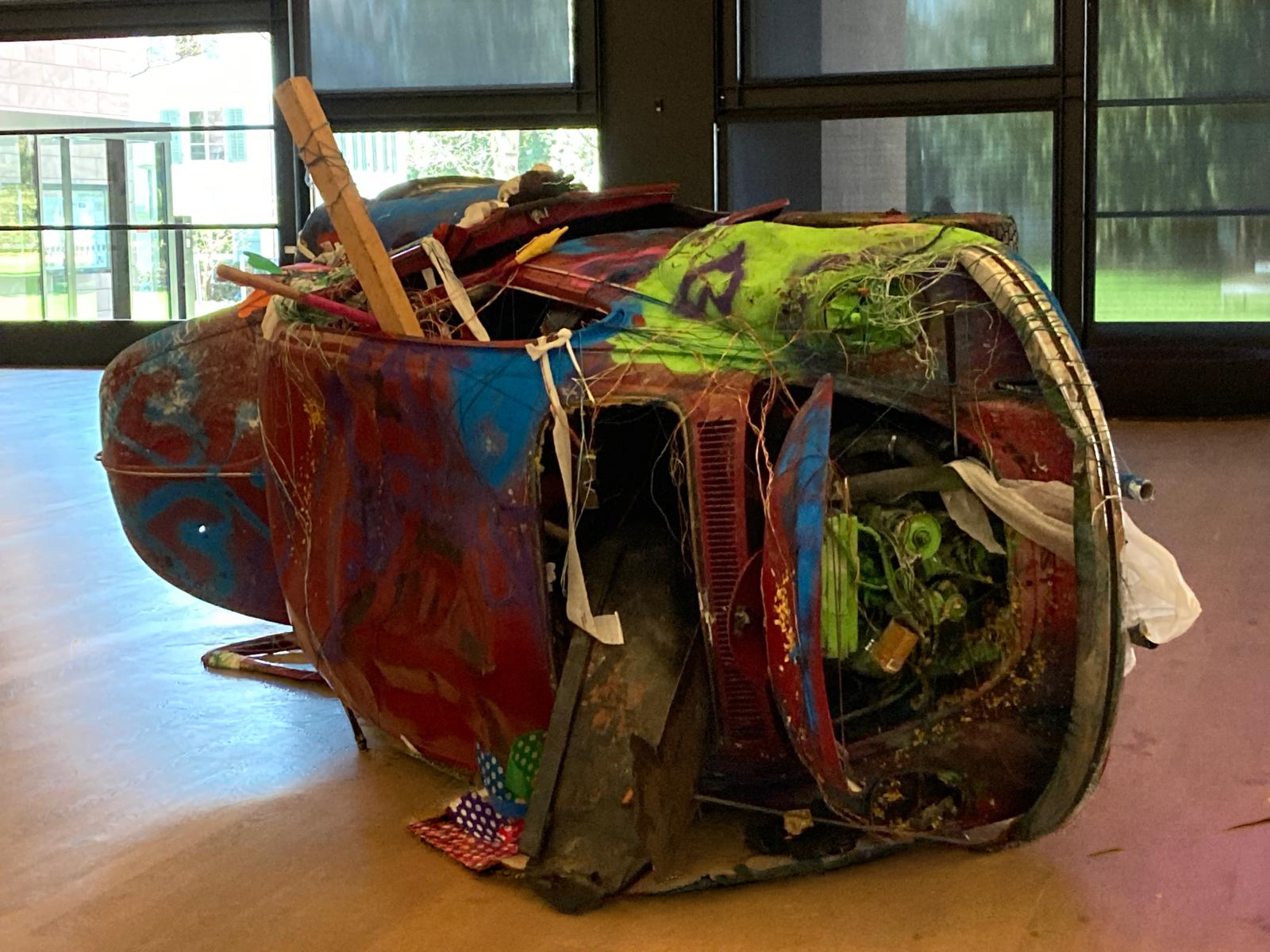 Seitliche Ansicht des bunt bearbeiteten Autowracks im Museum Tinguely