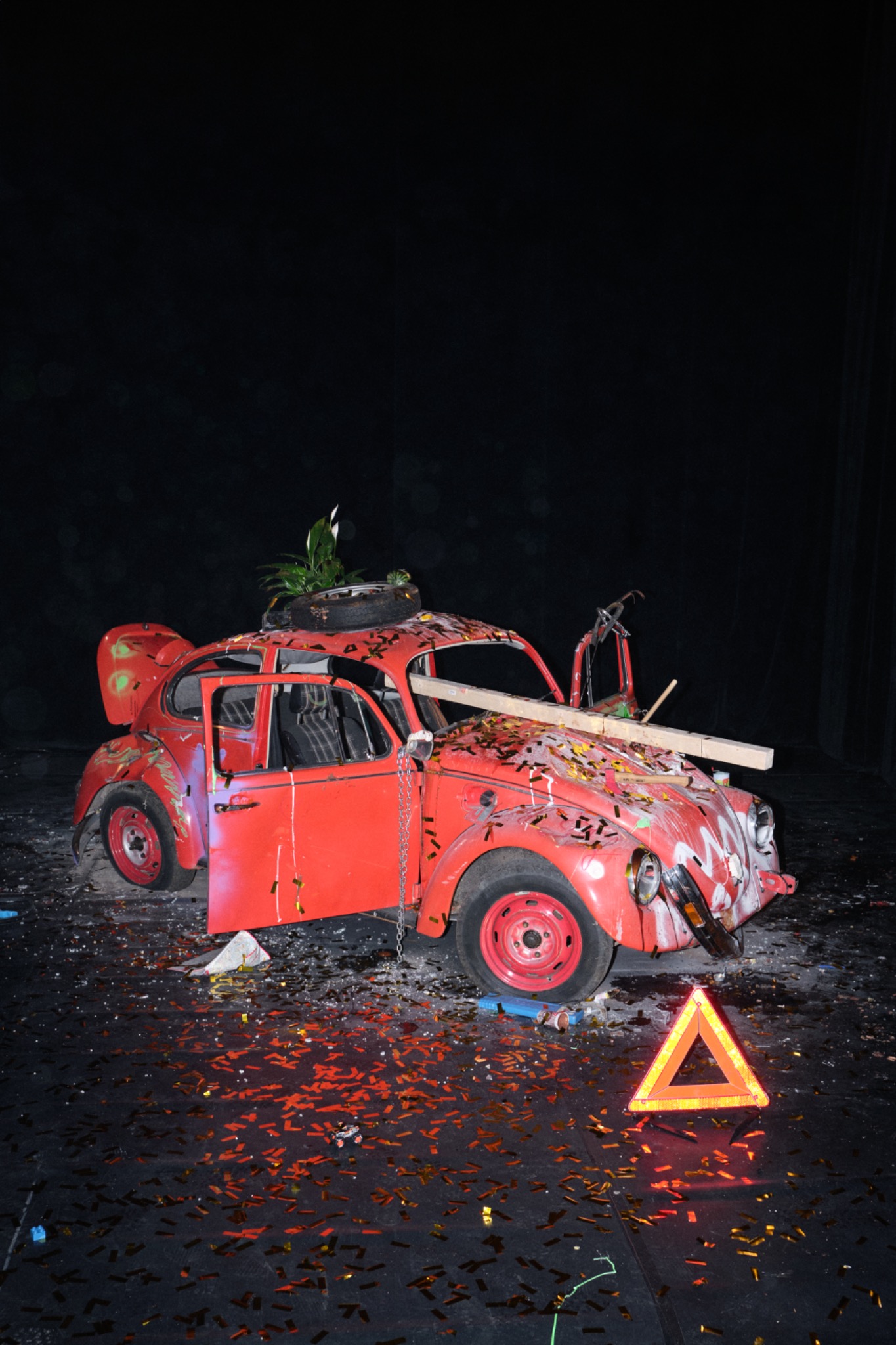Bearbeiteter roter VW Käfer mit Konfetti und Warndreieck